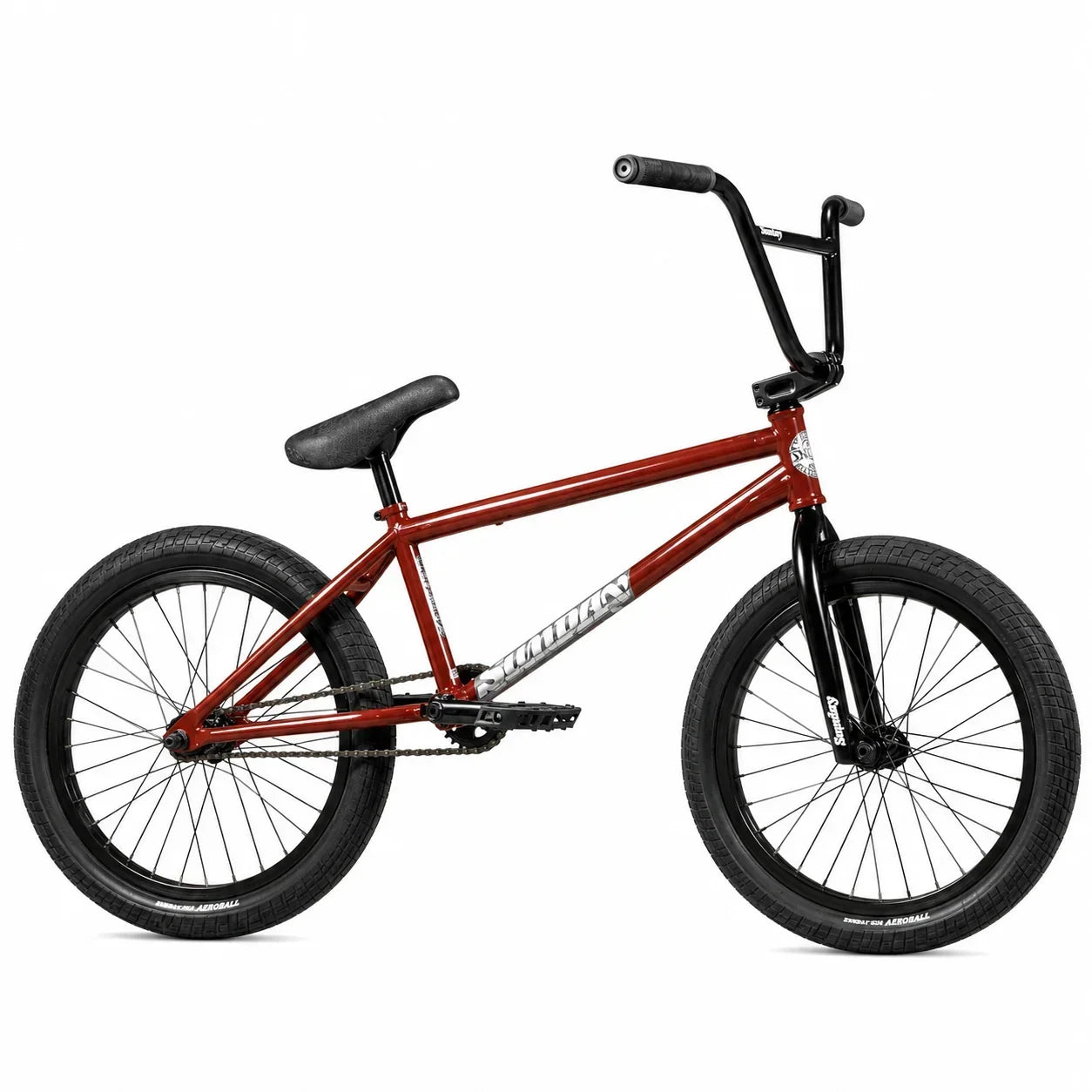 Vélo BMX rouge avec cadre robuste, pneus noirs et guidon noir sur fond blanc.