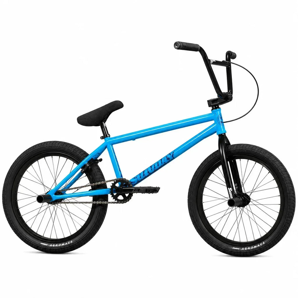Vélo BMX bleu Sunday avec pneus noirs sur fond blanc