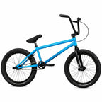 Vélo BMX bleu Sunday avec pneus noirs sur fond blanc