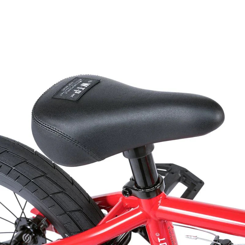 Selle noire de BMX sur cadre rouge, idéale pour freestyle et tricks