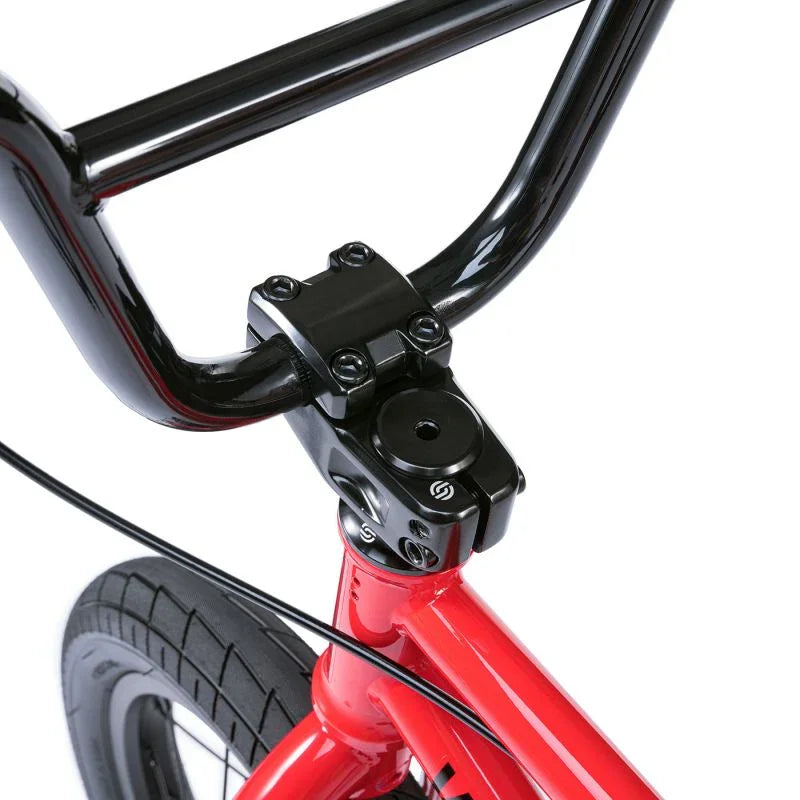 Détail de guidon BMX noir et cadre rouge avec fixation robuste