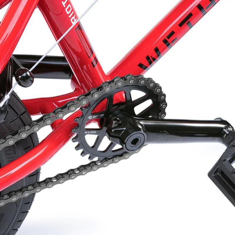 Détail chaîne et pédalier BMX rouge, cadre RIOT, composants SALT 25T en acier HI-0