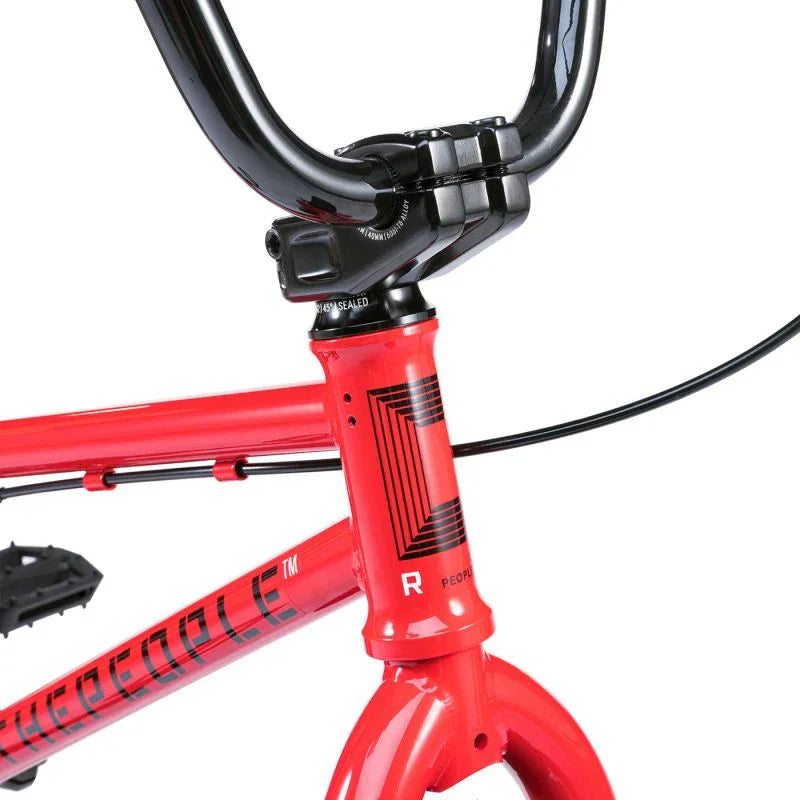 Vélo BMX rouge avec guidon noir et fourche avant, détails de cadre et logo THE PEOPLE