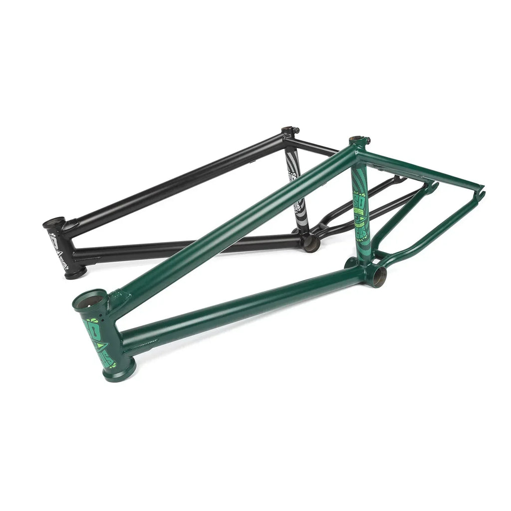 Deux cadres de BMX en aluminium, un noir et un vert foncé, sur fond blanc.