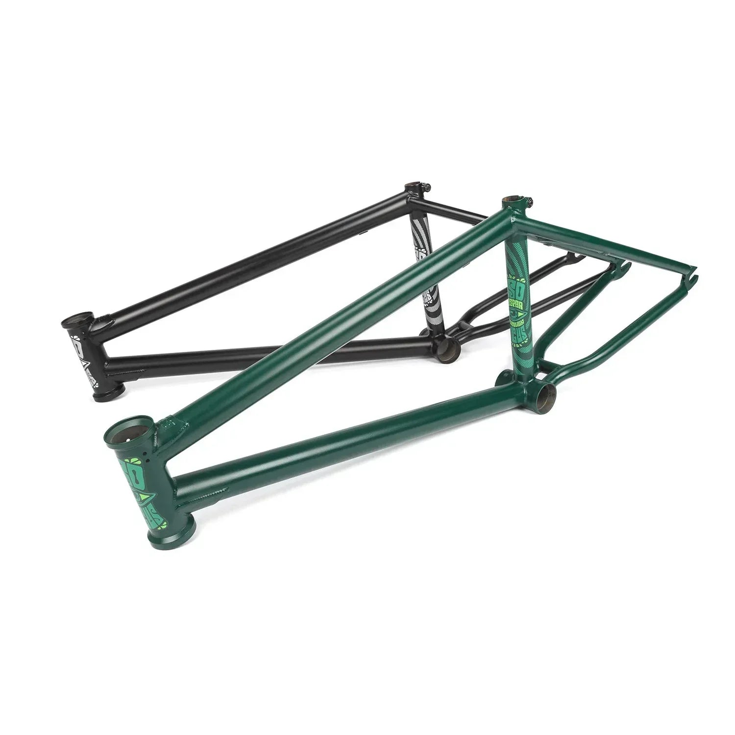 Deux cadres de BMX en aluminium, un noir et un vert foncé, sur fond blanc.