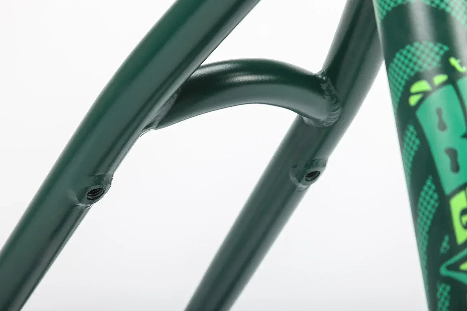 Cadre de BMX vert foncé avec soudures renforcées et détails de finition.