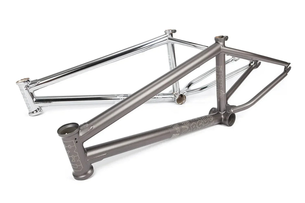 Cadre BMX en métal gris et chrome, design robuste pour freestyle et tricks