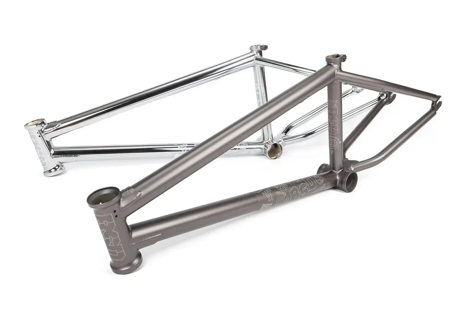 Cadre BMX en métal gris et chrome, design robuste pour freestyle et tricks