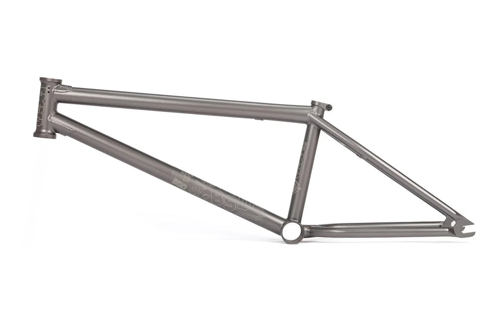 Cadre BMX gris métallique avec détails gravés, design robuste pour freestyle
