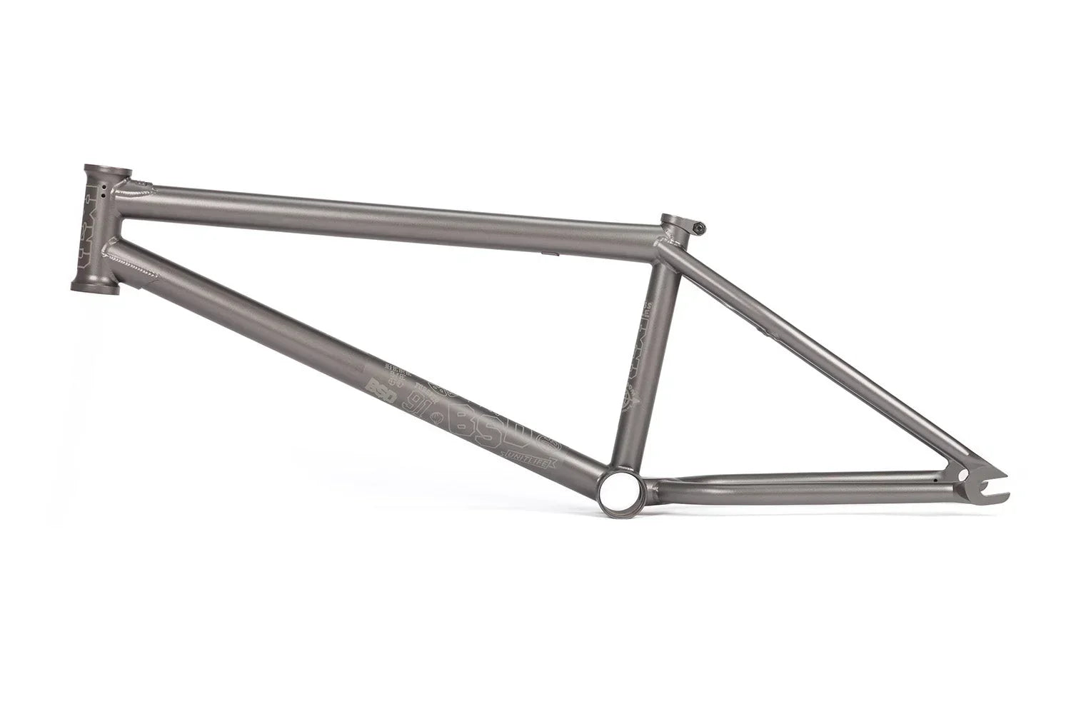 Cadre BMX gris métallique avec détails gravés, design robuste pour freestyle