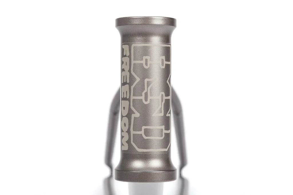 Fourche BMX Freedom en métal gris avec gravure graphique, design robuste pour vélo freestyle