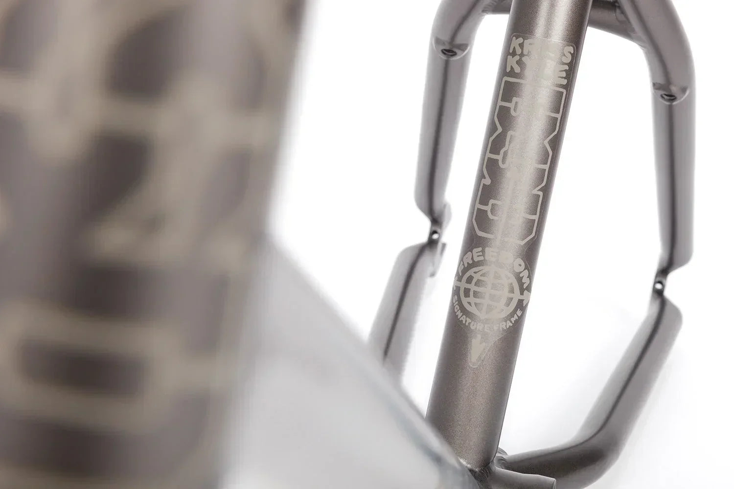 Cadre BMX Freedom Signature gravé, finition métal brossé, design robuste pour freestyle