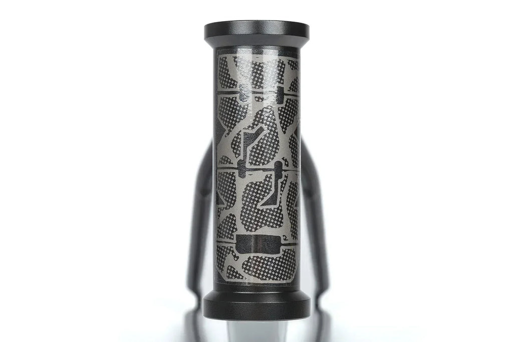 Potence de BMX avec motif camouflage gris et noir sur fond blanc