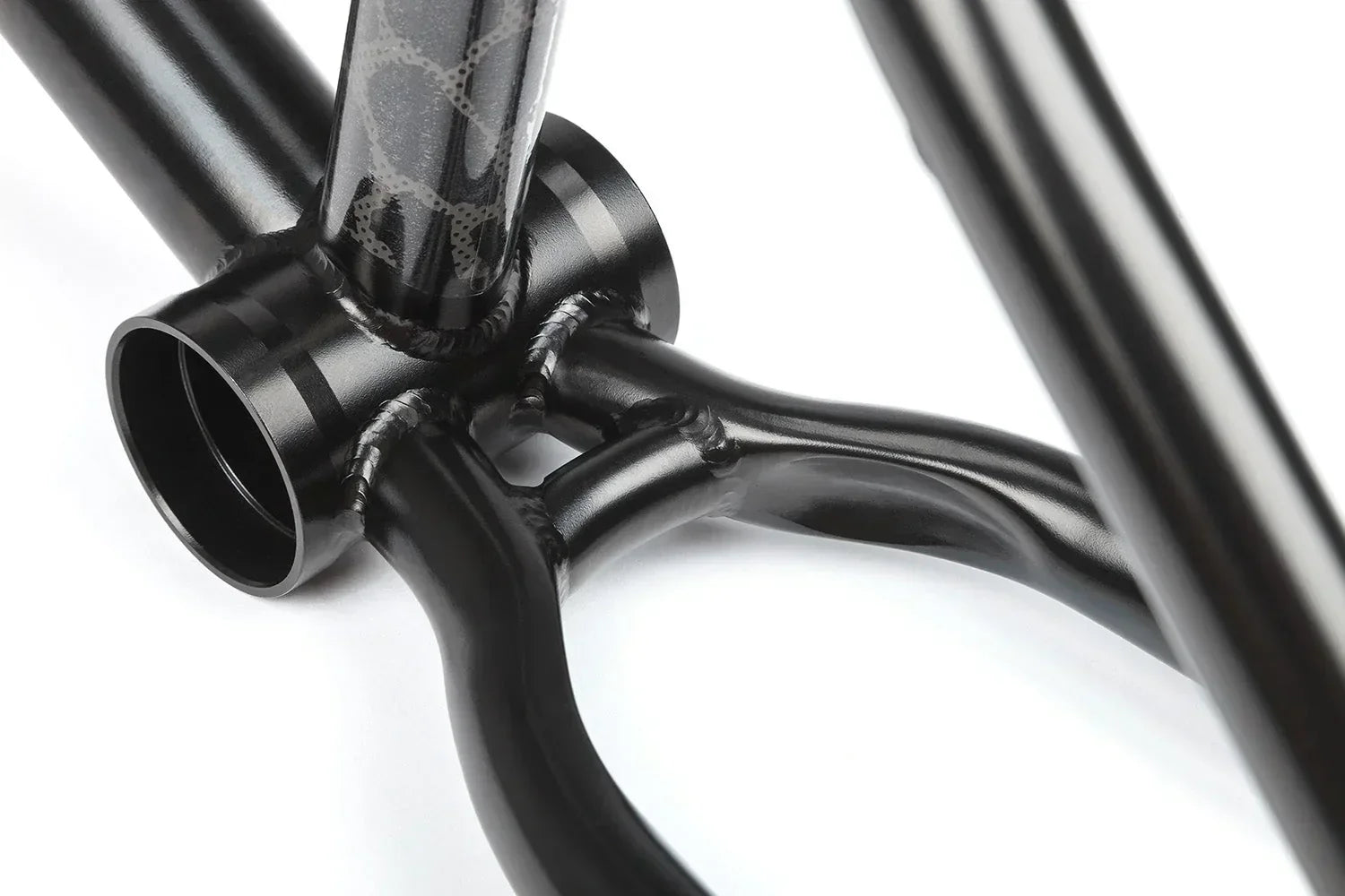 Cadre de BMX noir avec détails de soudures renforcées et tube de selle.
