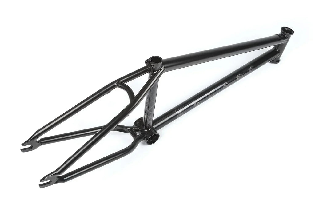 Cadre de BMX noir en acier pour la pratique du vélo de rue.