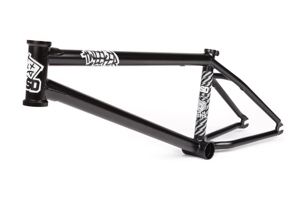 Cadre de BMX noir avec graphismes blancs sur fond blanc