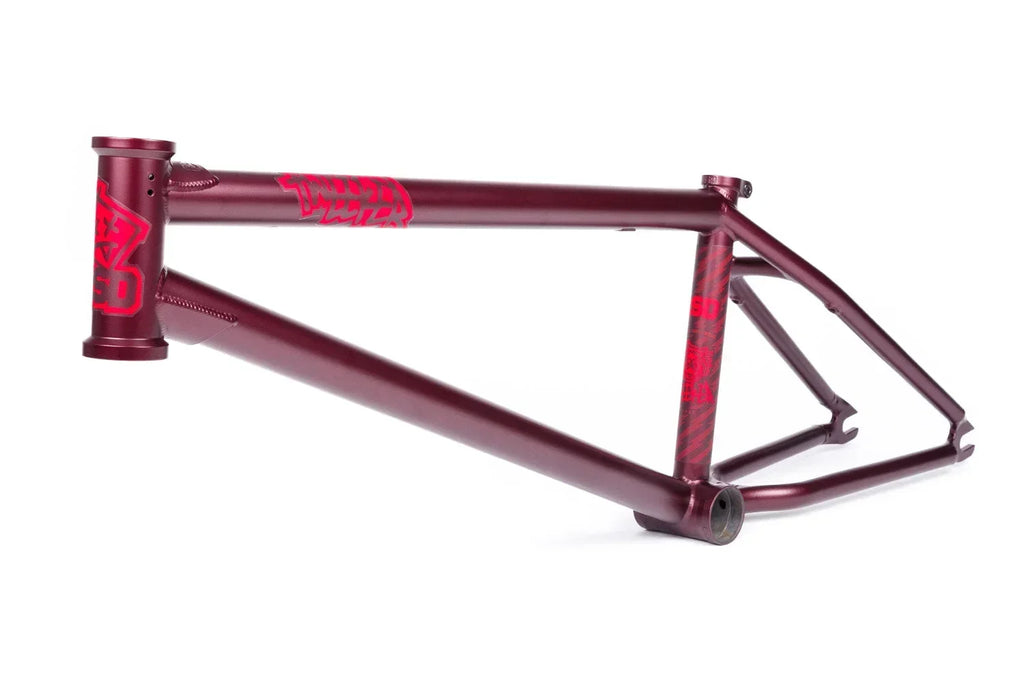 Cadre de BMX bordeaux avec graphismes rouges sur fond blanc