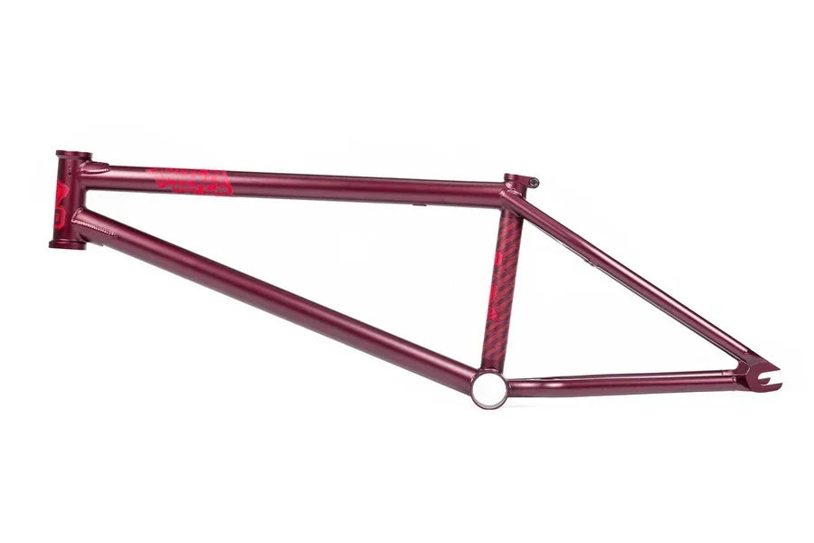 Cadre de BMX bordeaux en aluminium avec finition mate sur fond blanc.