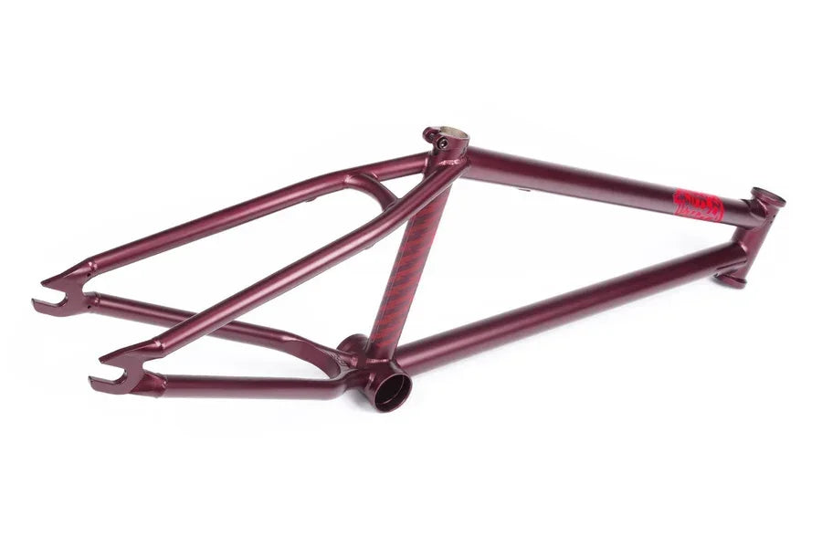 Cadre de BMX bordeaux avec finition mate sur fond blanc