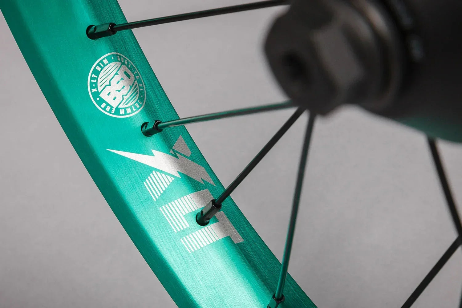 Jante BMX teal bsd xlt avec logo et éclair, détails de rayons et moyeu