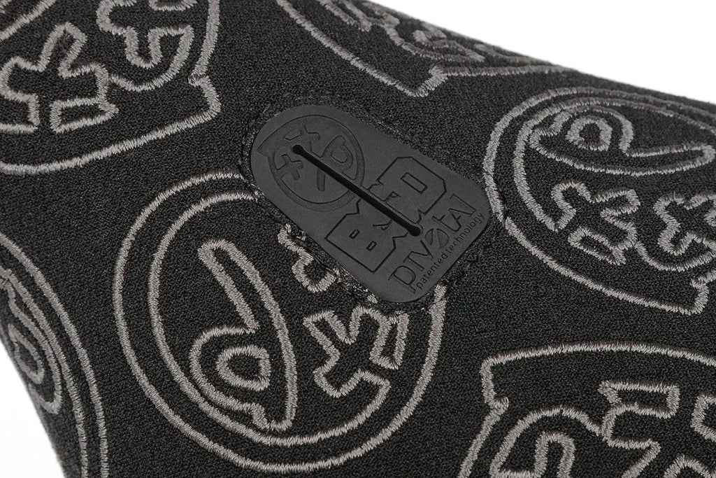 Gros plan d'un grip BMX noir avec motifs gris et logo Divstal