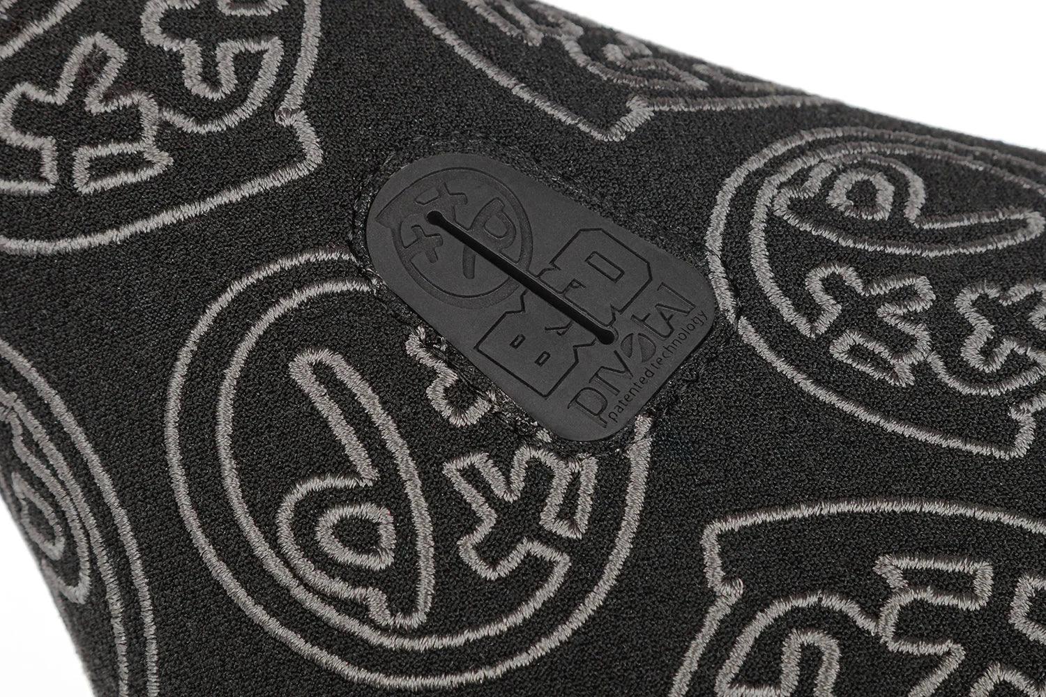 Gros plan d'un grip BMX noir avec motifs gris et logo Divstal