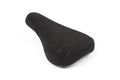 Selle de BMX noire avec texture antidérapante sur fond blanc