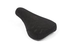 Selle de BMX noire avec texture antidérapante sur fond blanc