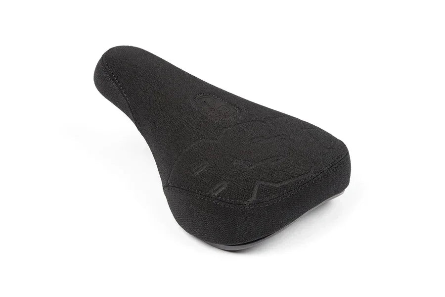 Selle de BMX noire avec texture antidérapante sur fond blanc