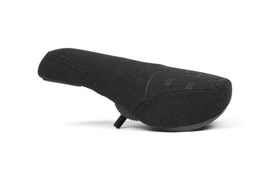 Selle de BMX noire en tissu texturé vue de profil sur fond blanc
