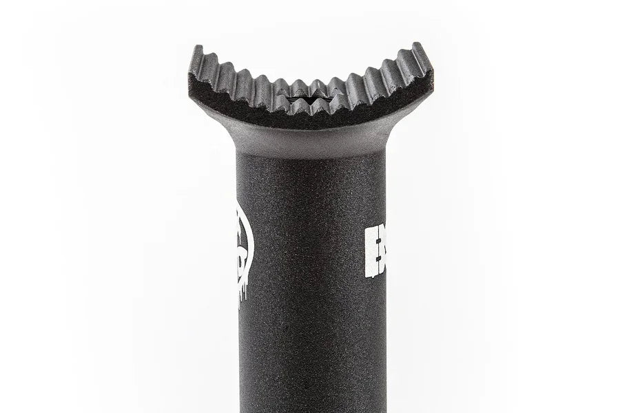 Gros plan d'une fourche de BMX noire avec pegs intégrés crantés