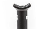 Gros plan d'une fourche de BMX noire avec pegs intégrés crantés