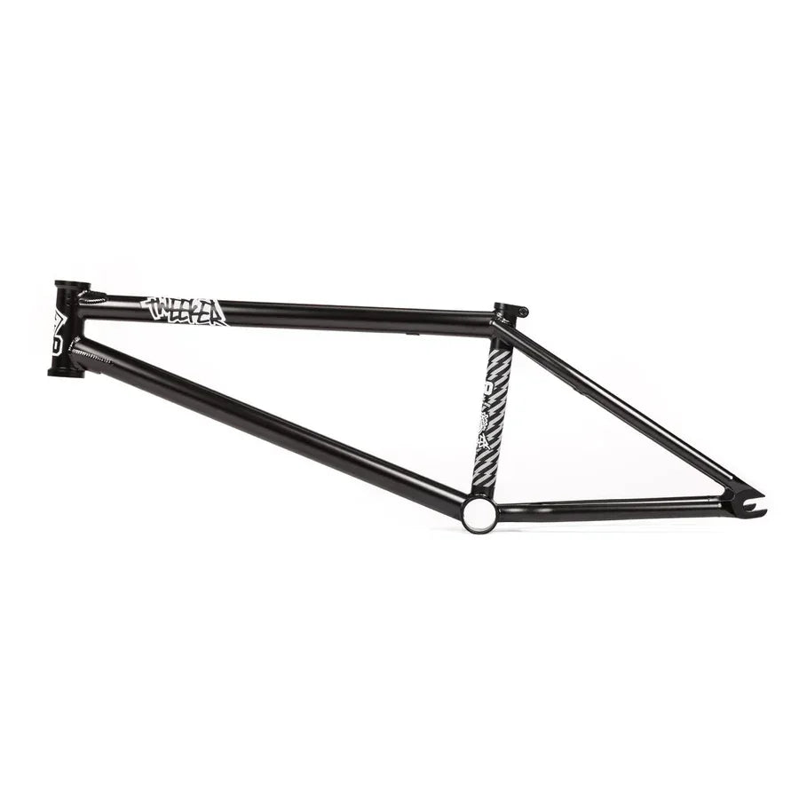 Cadre de BMX noir robuste pour freestyle sur fond blanc
