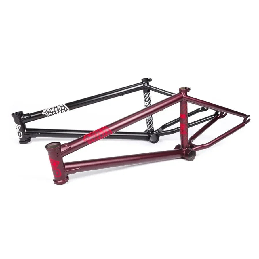 Cadre de BMX en acier de couleur bordeaux et noir sur fond blanc