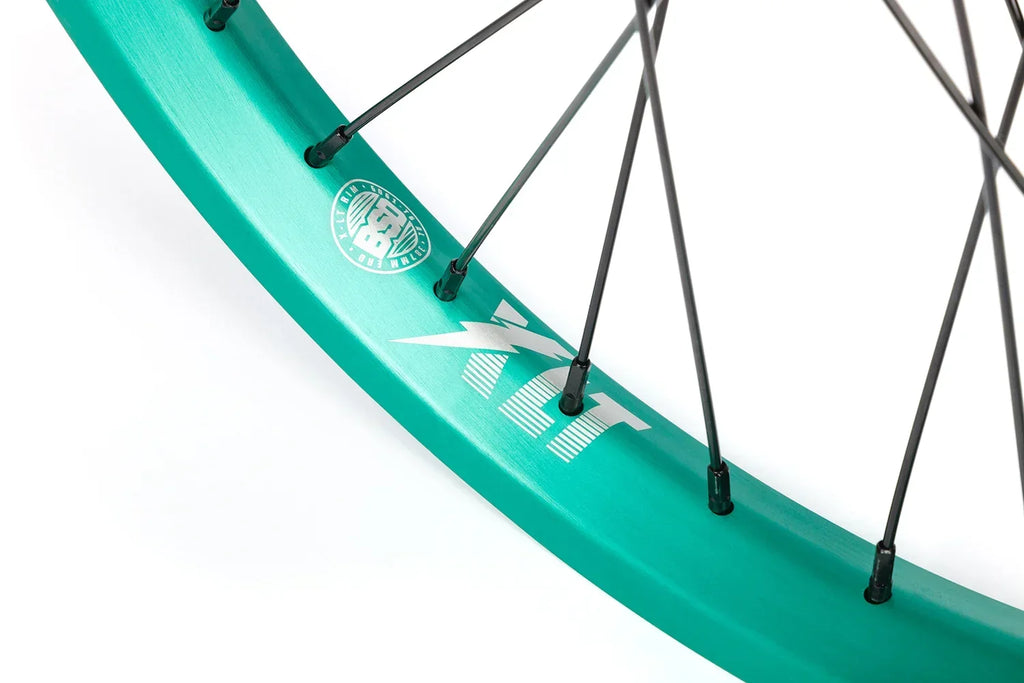 Jante BMX verte avec rayons noirs et logo distinctif