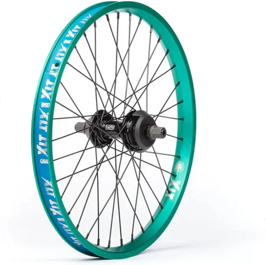 Roue BMX verte avec jante bleue et moyeu noir, design robuste pour freestyle
