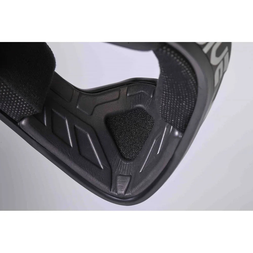 Vue rapprochée de l'intérieur rembourré d'un casque de BMX noir