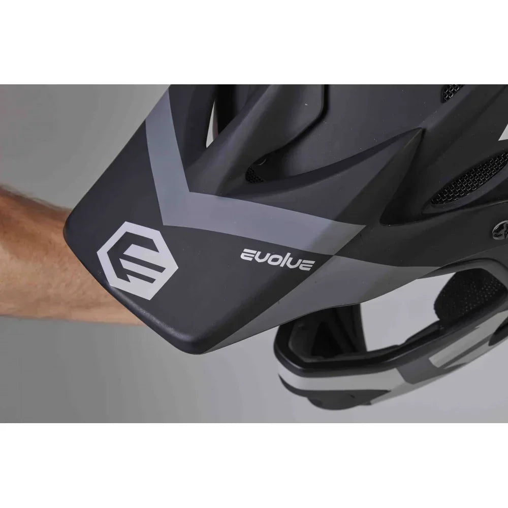 Casque de BMX noir mat Evolue avec logo et détails gris