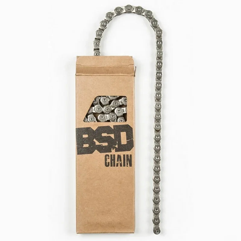 Chaîne de vélo BMX BSD présentée dans son emballage en carton brun.