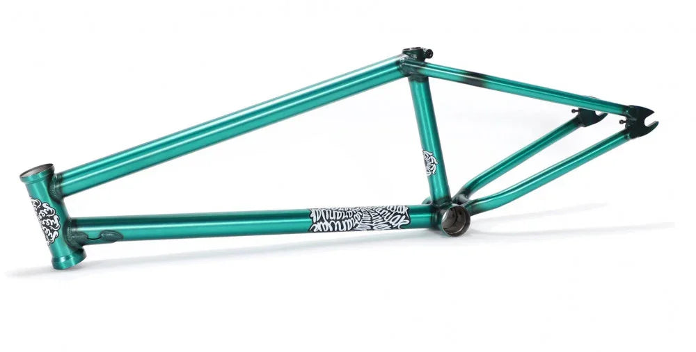 Cadre de BMX vert métallique avec détails graphiques blancs, design robuste pour freestyle