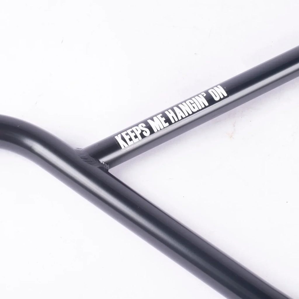 Guidon BMX noir avec inscription 'KEEPS ME HANGIN' ON', design robuste pour freestyle