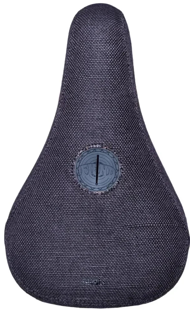 Selle BMX texturée noire avec logo central, design robuste pour vélo freestyle