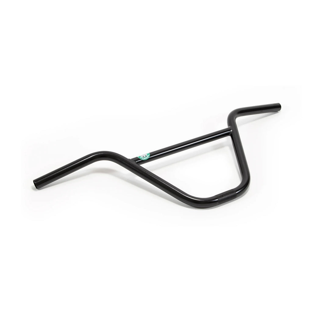 Guidon BMX noir en acier, posé sur fond blanc, adapté pour vélo freestyle.
