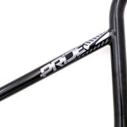 Détail du cadre de vélo noir avec logo PRIDE de la marque pride.