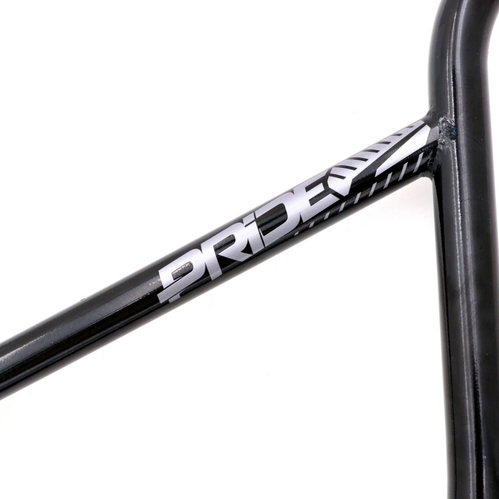 Détail du cadre de vélo noir avec logo PRIDE de la marque pride.