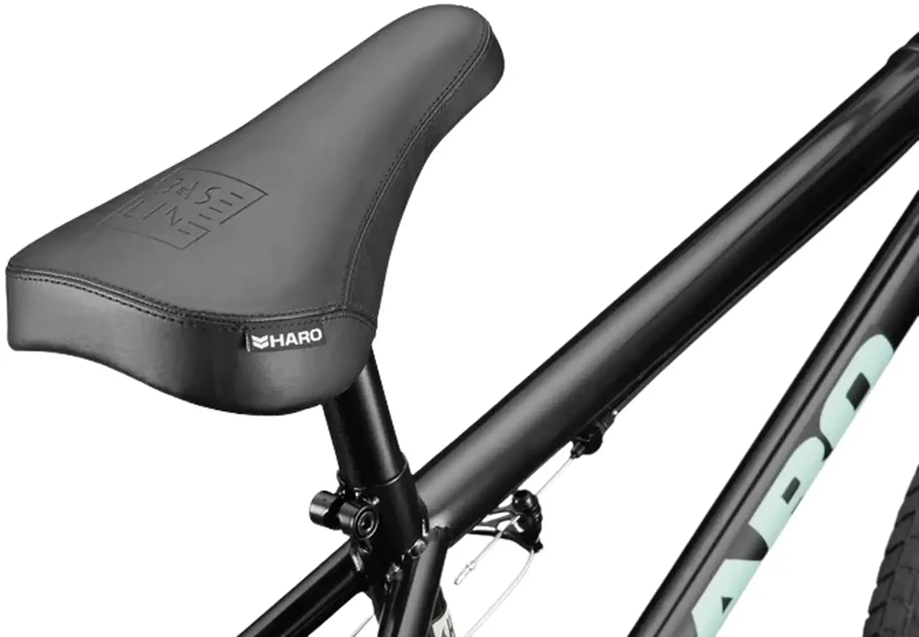 Gros plan de la selle noire et du cadre d'un vélo BMX Haro