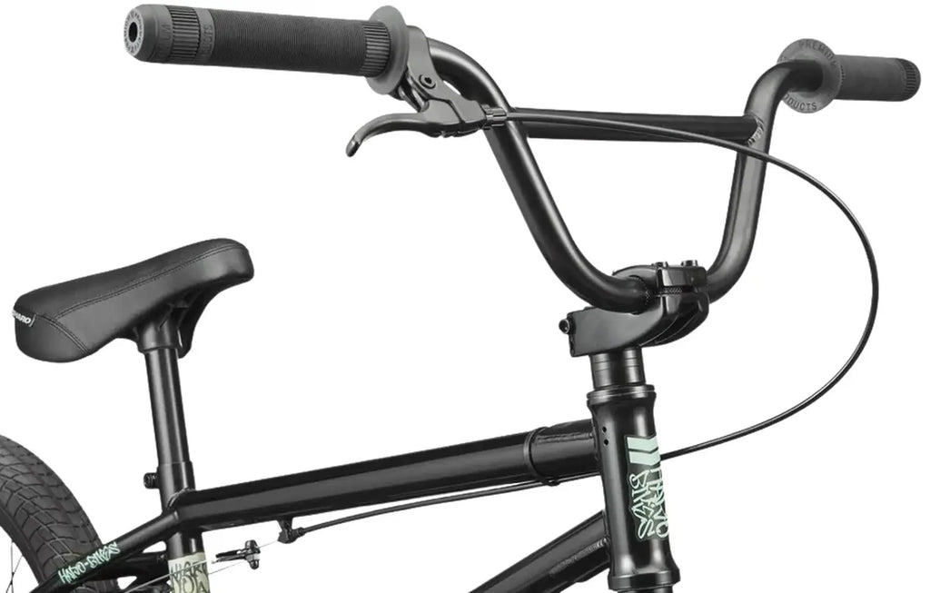 Gros plan du guidon et de la selle d'un vélo BMX noir mat