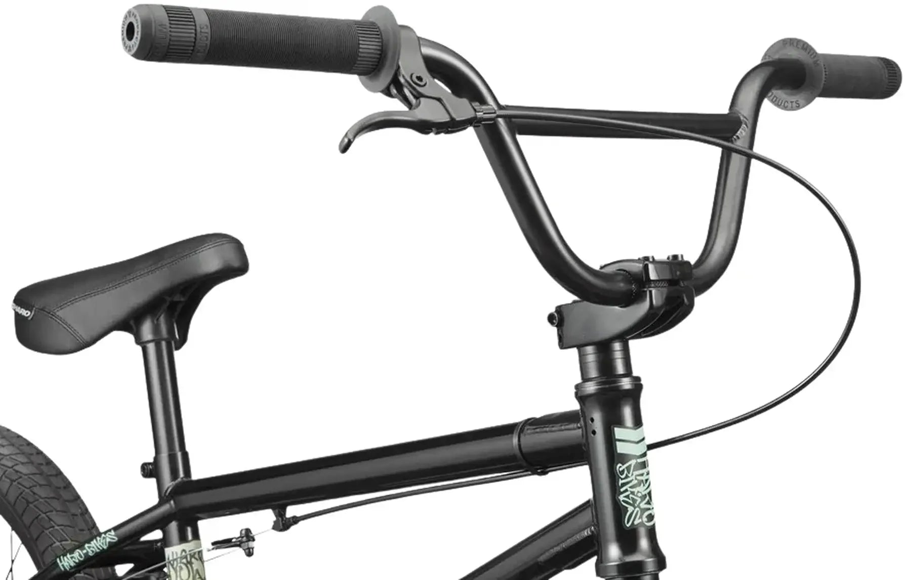 Gros plan du guidon et de la selle d'un vélo BMX noir mat