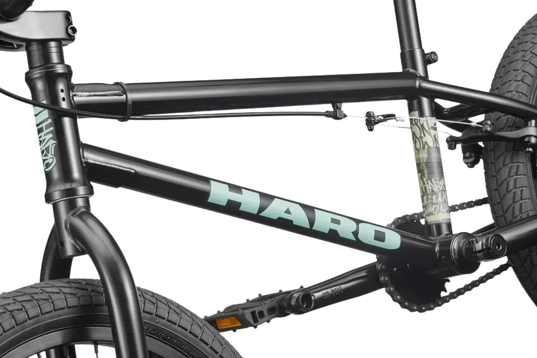 Détail du cadre noir d'un vélo BMX Haro avec logo vert menthe