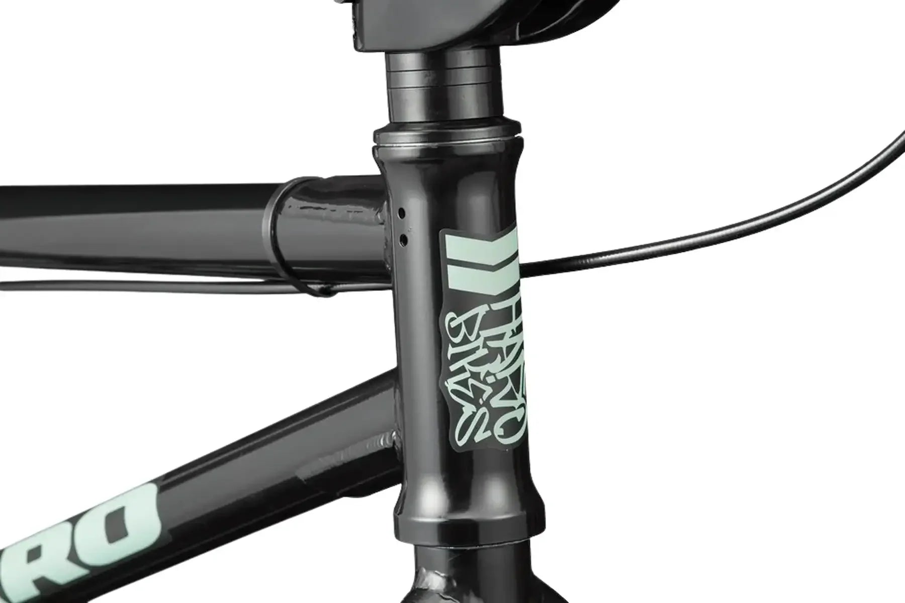 Détail du cadre noir d'un vélo BMX avec logos vert menthe